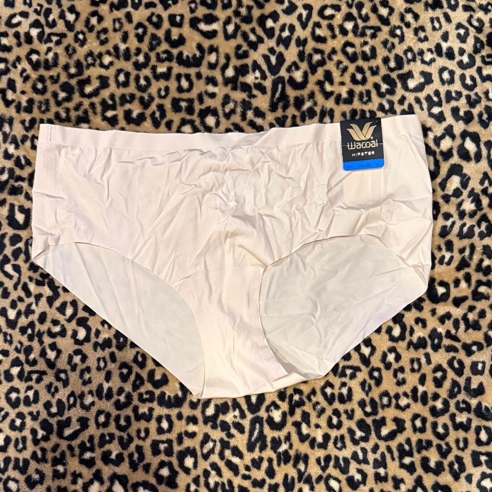 Wacoal Cream Seamless Panties NWT